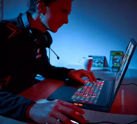 لپ تاپ 15.6اینچی MSI GAMING مدل GE63 RAIDER RGB 8SE 449XIR